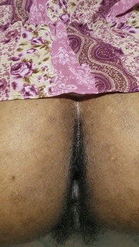 Primo piano di una calda ragazza con la figa pelosa e poi il culo e la vagina