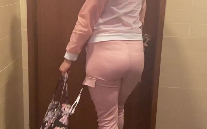JessieRoss: Big Piss in the Sink of a Restaurant Bat