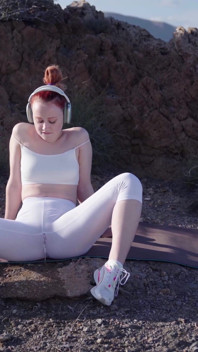 Yoga egzersizi yaptıktan sonra kızıl saçlı kız dağlarda sikiliyor