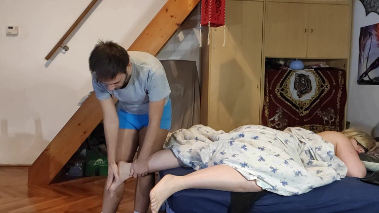 Candy Rabbit: Footlover - enteado goza nos pés da madrasta enquanto ela está...
