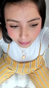 嘿爸爸，放松一下，我会跪下来，拿出你的鸡巴，像我那个小婊子一样吮吸，这样你就能看到我的脸了