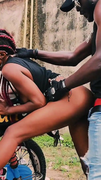 Sexy Petite Biker Vera Svádí bollocks BBC k šukání na motocyklu