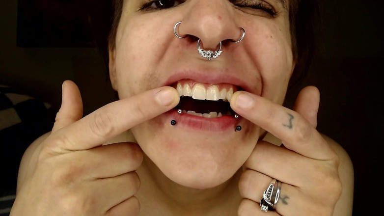 Abby Anna: Piercing ile büyük ağız turu