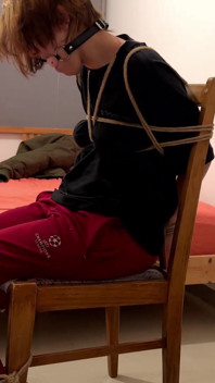 Miriam Chairtied ballgagged i ślini się