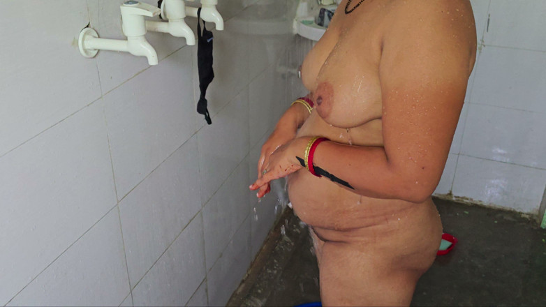 bisex321: ความสนุกในห้องน้ําเดซีภาภี