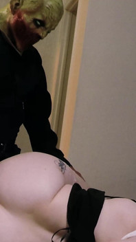 Halloween-hoer neukt trick-or-treater verkleed als een monster