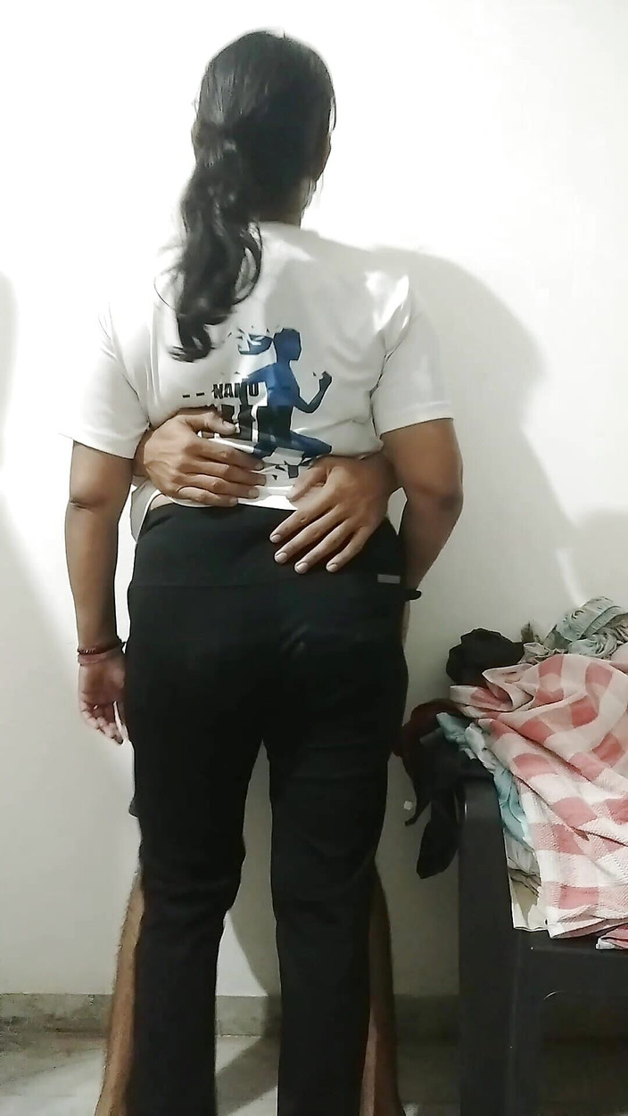 Bindass_Bhabhi: Indická Desi Bhabhi zavolala sousedovi kamarádovi domů, zatímco její manžel...