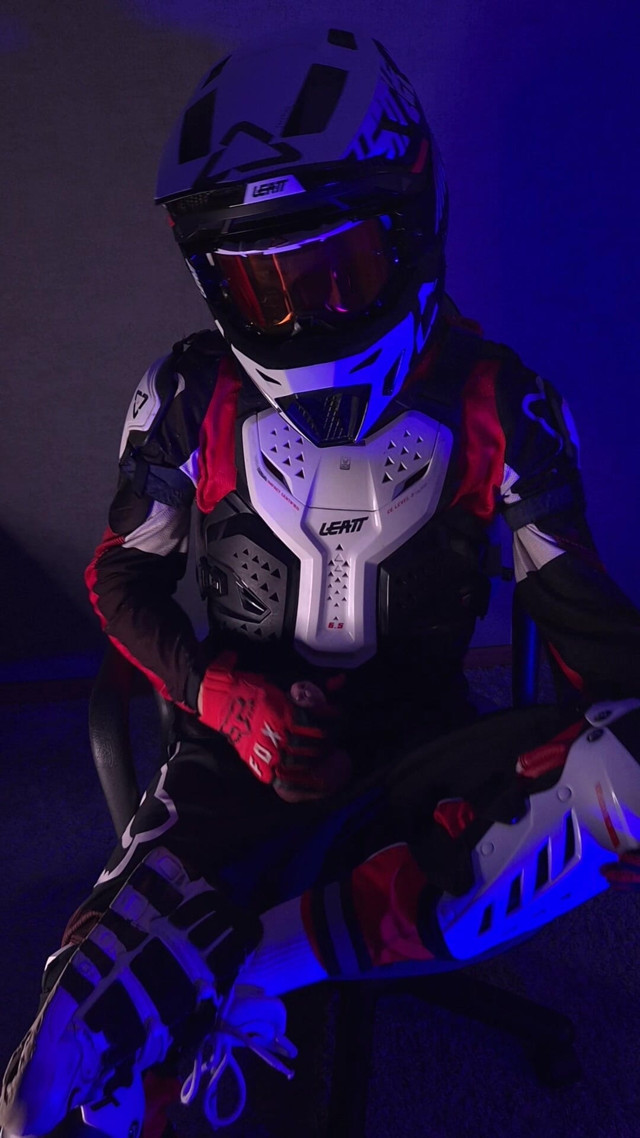 Horny Biker Cuming at Night (Sneakersmax98)