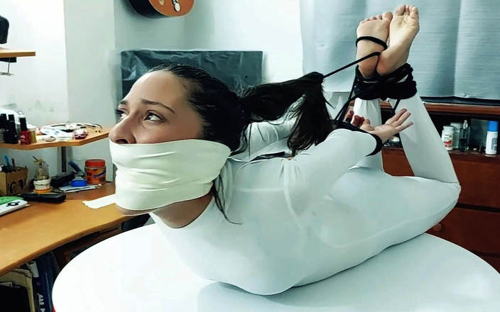 Selfgags Latina Bondage: A Hogtie mais apertada de Elvira - amordaçada, impotente e humilhada