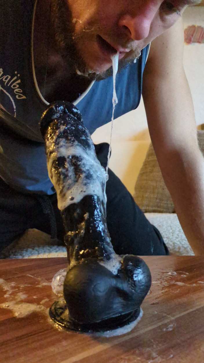Deepthroat Madness: Velmi nedbalý dildo deepthroat, spousta slin stéká po ptákovi