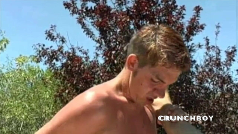 Slut twink used bareback by XXL cock: Dua kembar seksi berkongkek di luar di bawah matahari