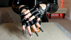 Morrigan Havoc: Dlouhé falešné strašidelné nehty se předvádějí a klepou