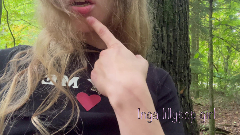 Inga lillypop girl: Phụ nữ chơi với ngực trong rừng