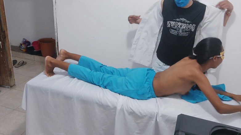 NEGRITA SEXY: Colegas médicos fazem coisas adultas na maca do hospital.