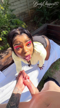 Negra menina lendo fora recebe sua garganta usada por cara branco