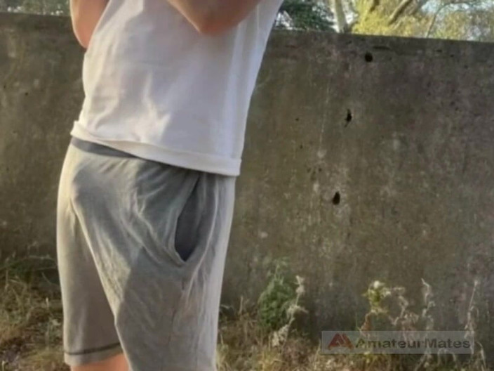 AmateurMates: Kompilasi Amatur Freeballing, Bonjolan dan VPL (garisan zakar yang kelihatan)