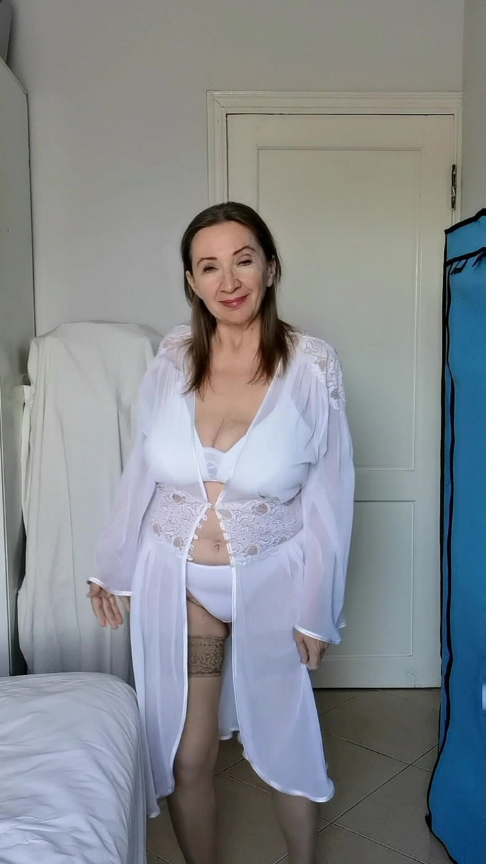 MariaOld: Matură uriașă naturală cu bounsing țâțe în lenjerie albă