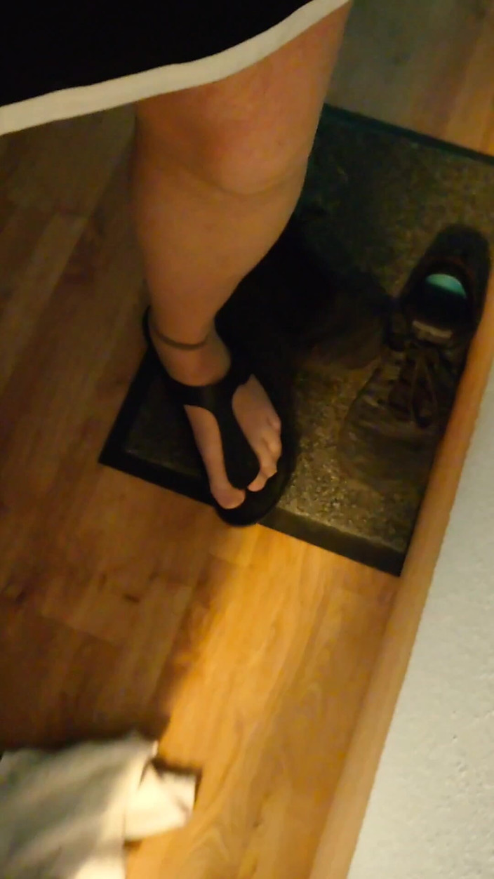 Carmen_Nylonjunge: Birkenstocks e pés de nylon na escada