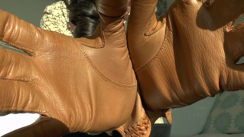 Lady Victoria Valente: 세션 분위기 만들기: 채찍이 울리기 전에 가죽 장갑 냄새를 맡을 수 있게 허락받는 것! 빅토리아 발렌테 부인