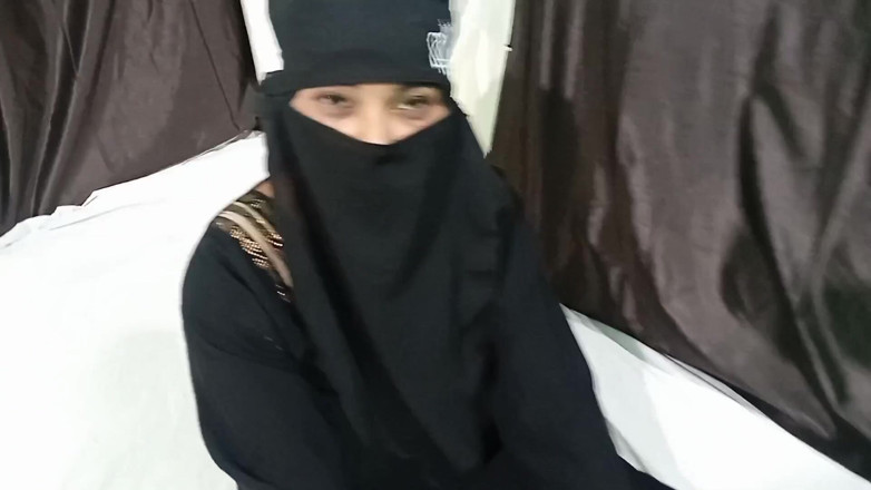 Dearshivani: Müslüman ev hanımı ev sahibi tarafından sikiliyor