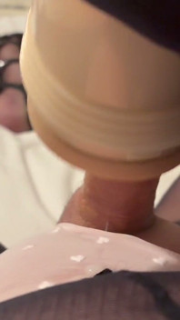 Fleshlight berkongkek dalam seluar dalam dan pantyhose hitam