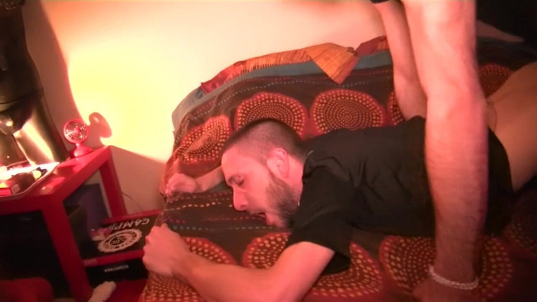 MACHO FUCKER FROM SPAIN: Slet twink geneukt door hetero jongen nieuwsgierig