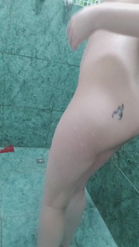 This student loves to play with her anus in the shower