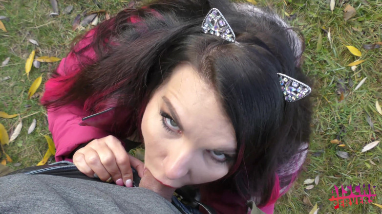 Aische Pervers: Colored haired slut takes a rough pounding outdoors