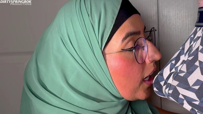 Aaliyah Yasin: Hijabi Aaliyah Yasin Gives a Super Sloppy Blowjob