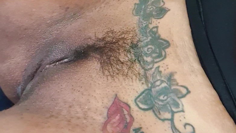Casal Mattos: Während der Cuckold arbeitet, schickt die Frau ein Video mit...