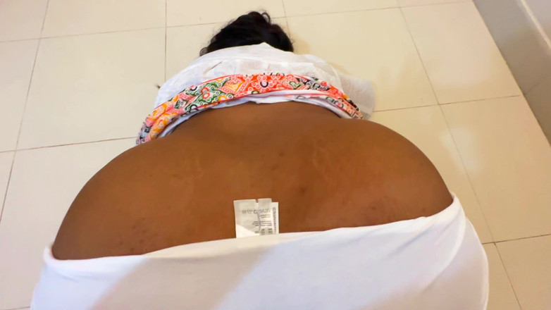 Aria Mia: Jungfrau stiefmutters große titten stecken, während sie ein kleid trägt,...