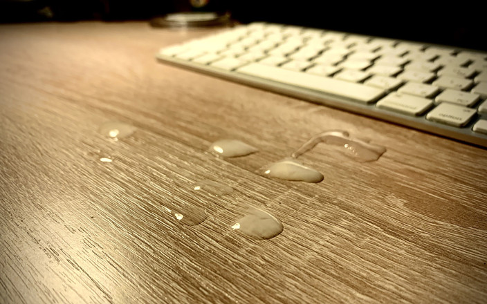 Stanislav_desired: Facet w pokoju masturbuje się na krześle do gorącego gejowskiego...