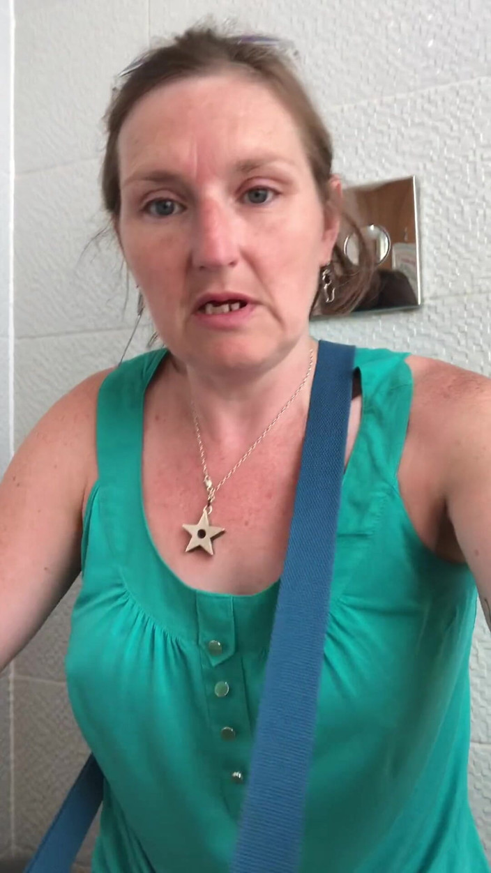 Pissing Paradise: Kencing besar di tandas awam dari Rachel Wriggler, si cantik...