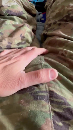 Gay Soldier Stuff: Armia Solider szarpie się w mundurze nosząc czarne briefy bokserskie...