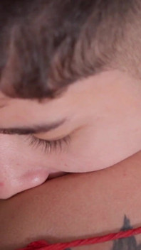 Un arrapante preservativo interrazziale per bareback! Il magro twink asiatico magico c distrugge il culo affamato del patrigno latino tatuato Pitufo Trujillo!