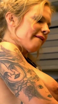 Une MILF tatouée à forte poitrine prend un plaisir sans fin avec une grosse bite bien dure