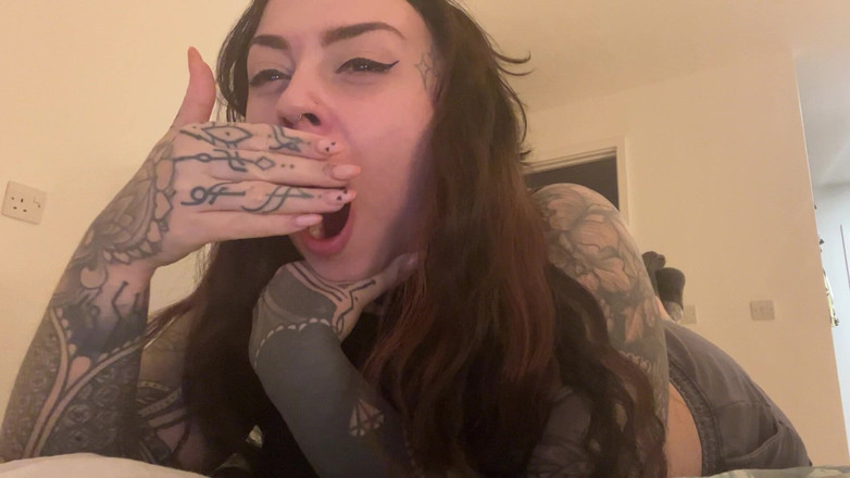 Miss Valentina: Je ne peux m’empêcher de bâiller