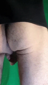 Nur ein T-shirt und einiges an Precum