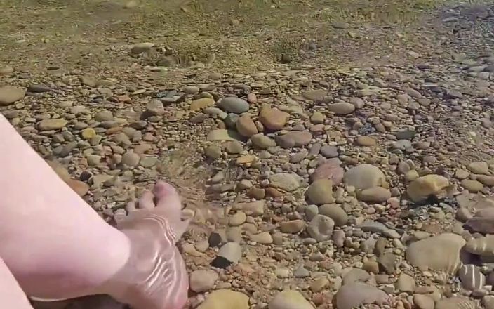 Naughty Mila: Hice este video en una playa nudista en España. Me...