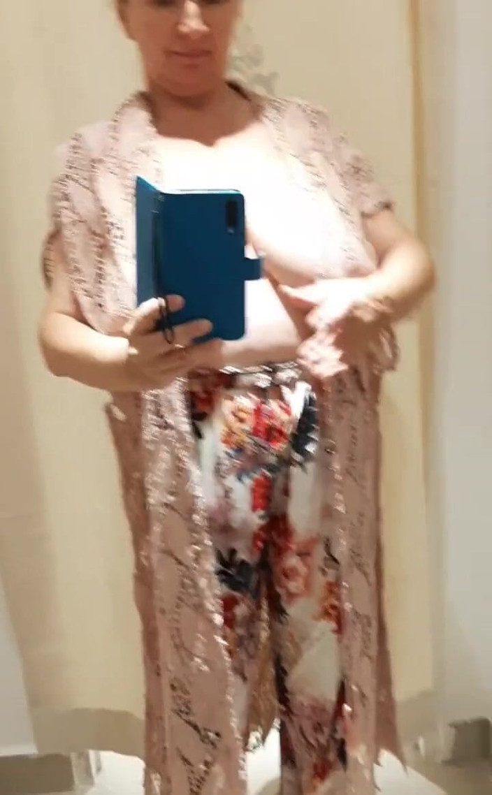 MariaOld: 我在商店里展示我的胸部裸体