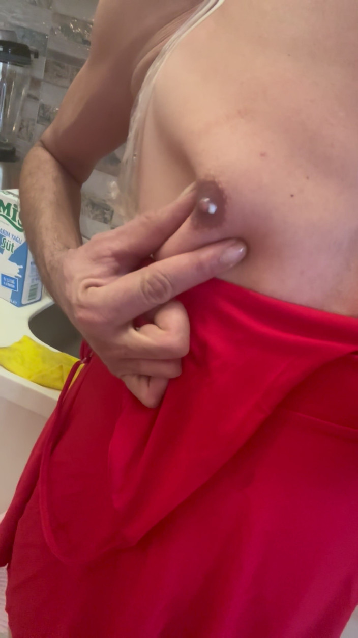 cd_aysemmm: Из моих сосков течет молоко! Я становлюсь женщиной