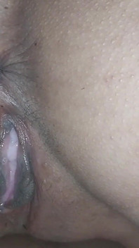 Mi hermanastra entra en mi habitación y me da placer con su apretado coño hasta que me corro.