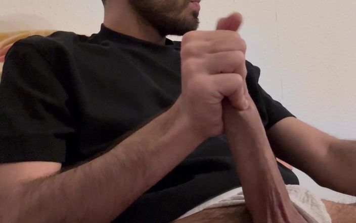 Taboofuxxer: Peluda cara masturbando pau grande