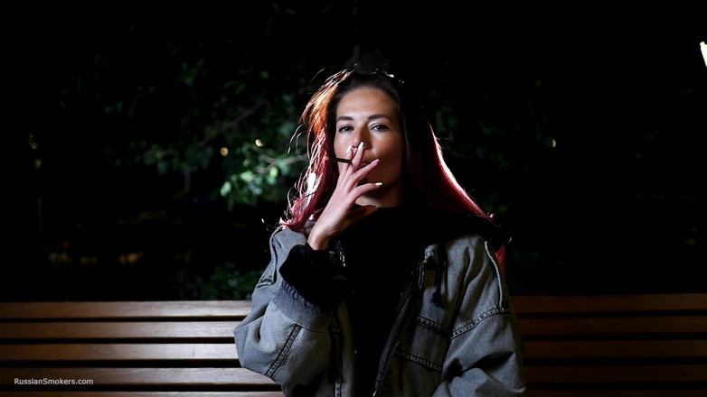 Russian Smokers: 해변가에서 담배를 피우는 섹시한 러시아 미녀