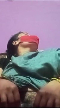 Une maman indienne se tape la chatte avec un jouet sexuel