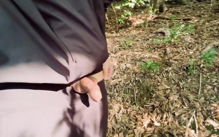 hueikun: Expõe um pequeno prepúcio sem pelos na floresta.