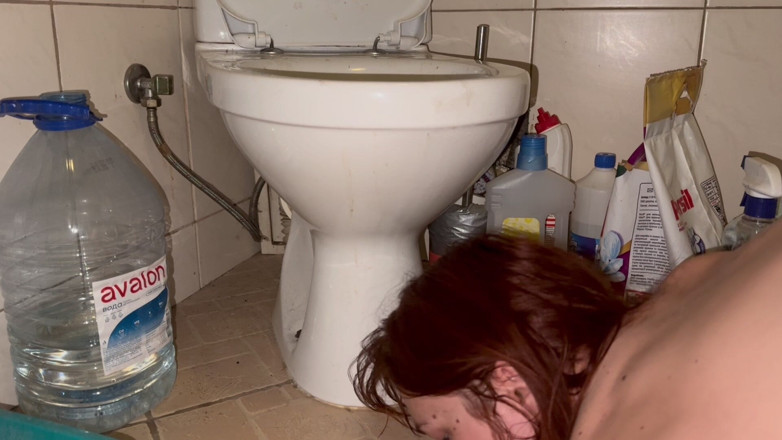 Elena917: Lamiendo el piso y el inodoro sucios, cabeza intermitente en él