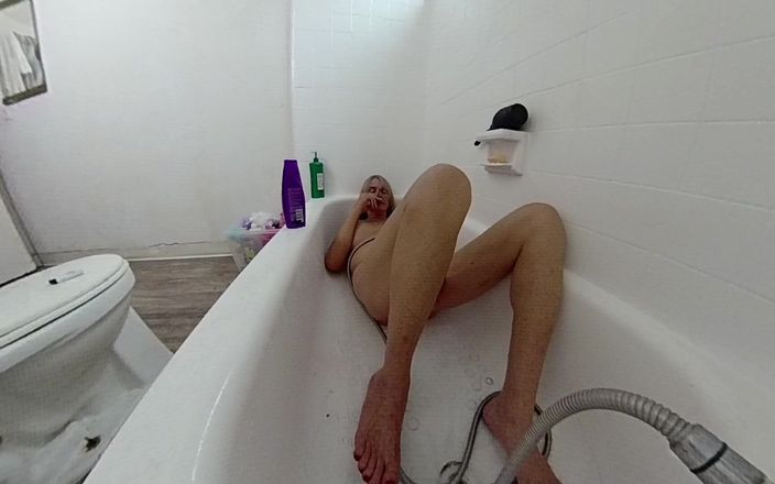 Lizzy Yum: Lizzy Yum SD ČERVEN 2025 Masturbace Dilatační koupání Edging Amatér, Velká prsa,...