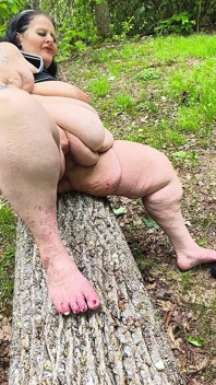 Sugând o paie în pădure ejaculând pe tree pe genunchi