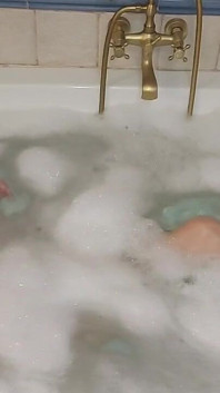 Gadis mandi di jacuzzi